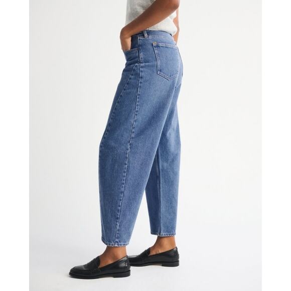 Abercrombie & Fitch Curve Love Barrel Jeans Medium Wash Denim Size 26 Mid Rise - Picture 2 of 10